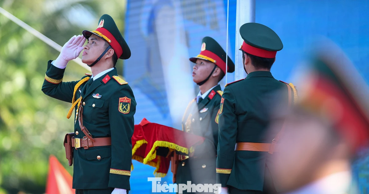 Khoảnh khắc kéo cờ thiêng liêng ở Khu tưởng niệm Chiến sĩ Gạc Ma