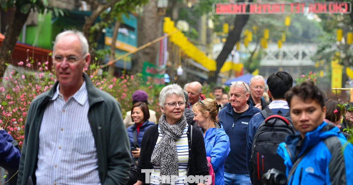 Khách Tây say đắm Tết Hà Nội