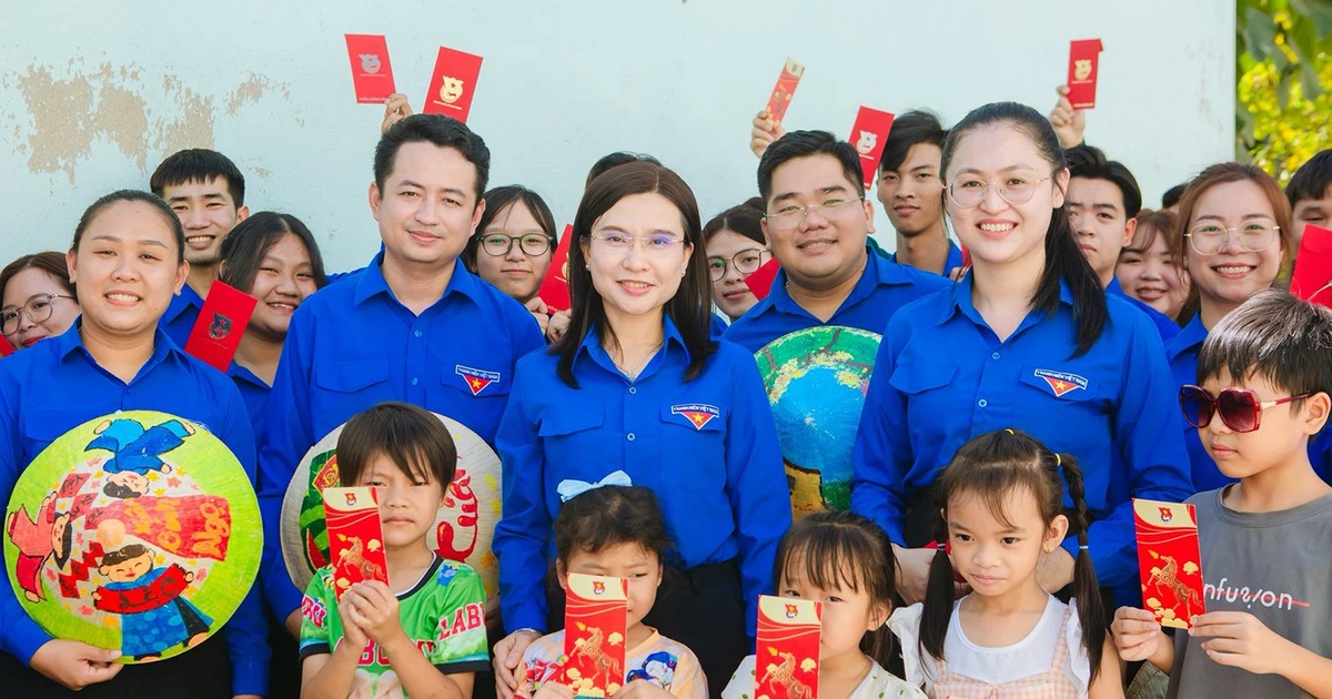 Bí thư Trung ương Đoàn Nguyễn Phạm Duy Trang thăm lực lượng trực Tết tại TP. HCM