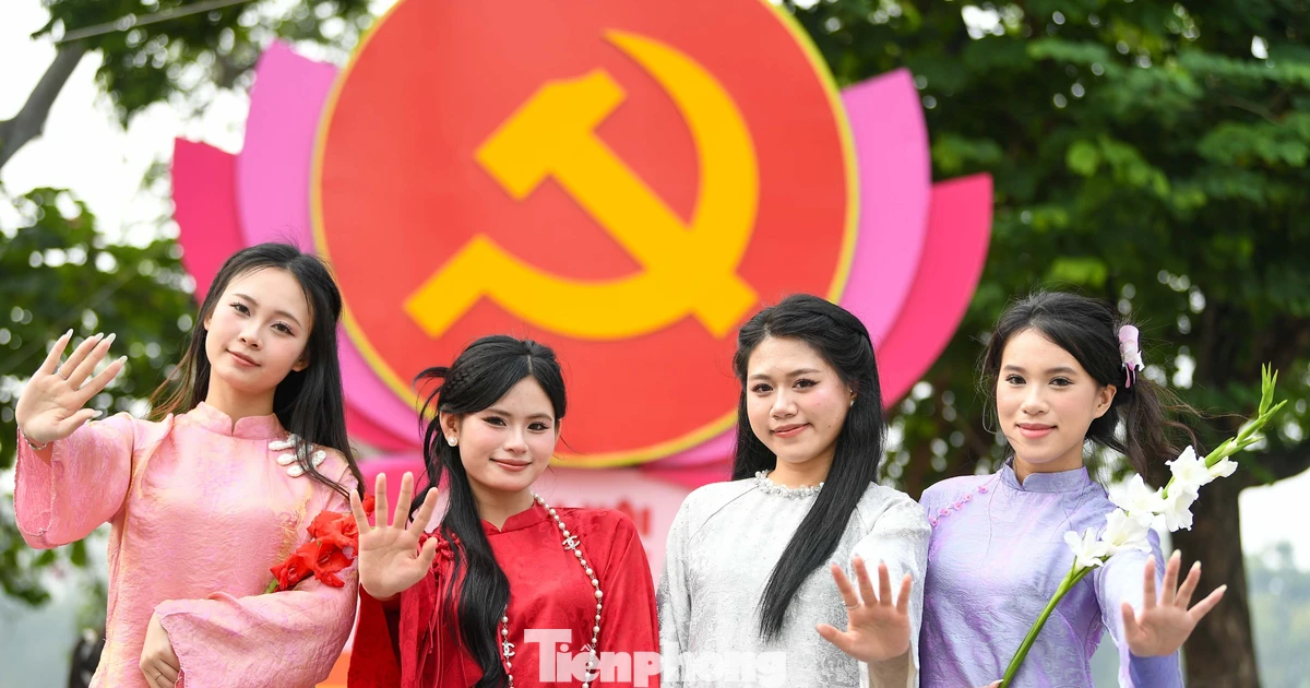 Giới trẻ check-in không gian chào mừng Đại hội XIV của Đảng tại Hà Nội