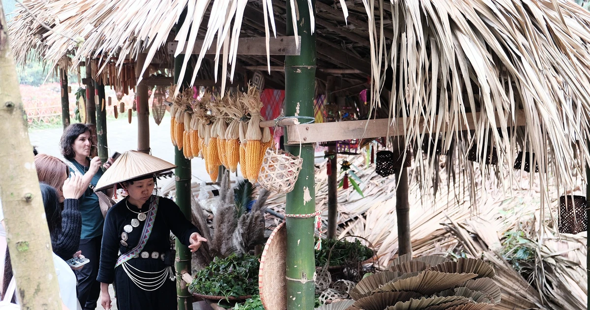 Gen Z ‘ngược dòng ký ức’ đi tìm cách giữ hồn văn hóa giữa nhịp sống hiện đại