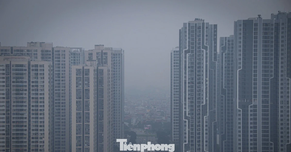 Mưa phùn không làm tan sương: Hà Nội mịt mù và ngột ngạt, tầm nhìn giảm mạnh
