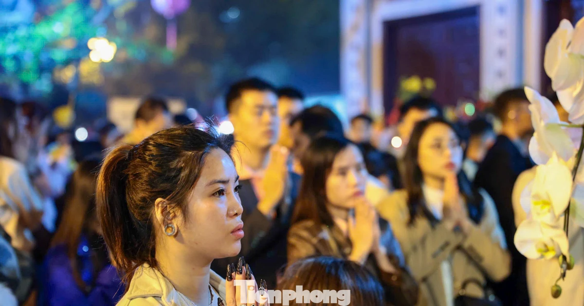 Biển người đi lễ Phủ Tây Hồ ngay thời khắc chuyển giao năm mới