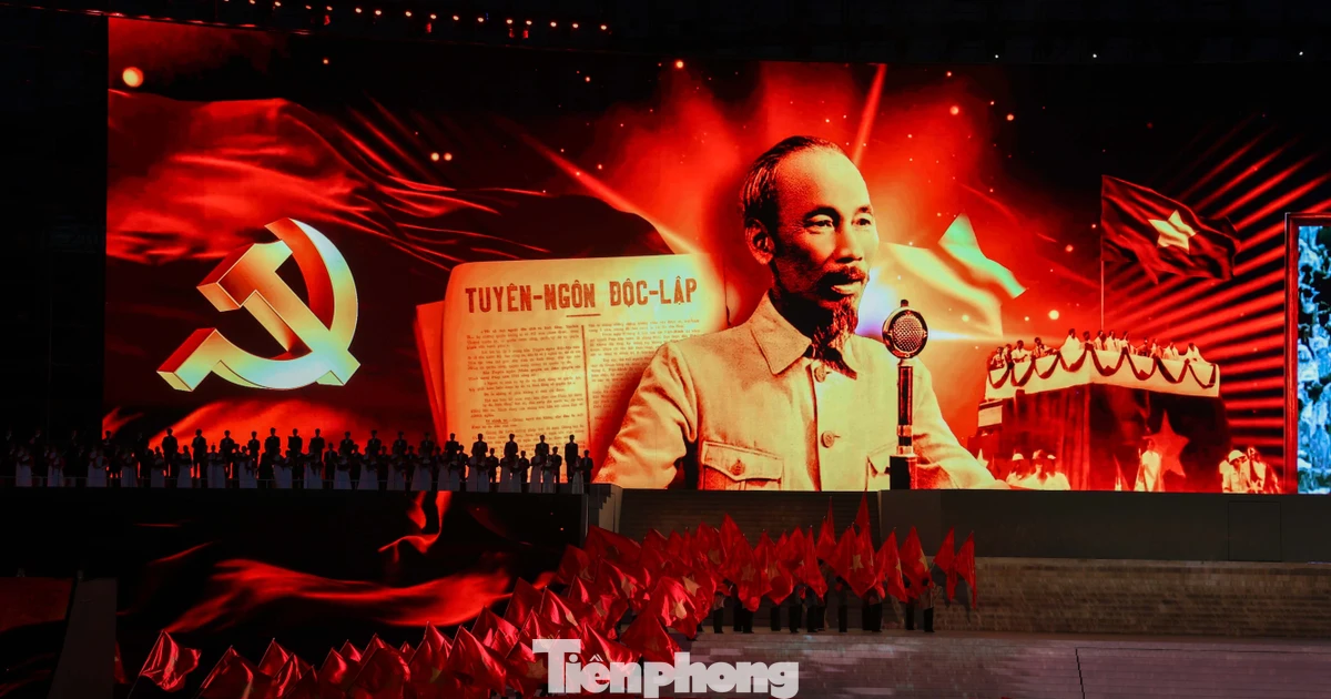 Tổng duyệt chương trình nghệ thuật đặc biệt 'Dưới lá cờ vẻ vang của Đảng'