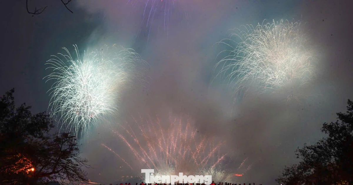 Hồ Gươm rực rỡ pháo hoa, hàng vạn người hò reo đón năm mới