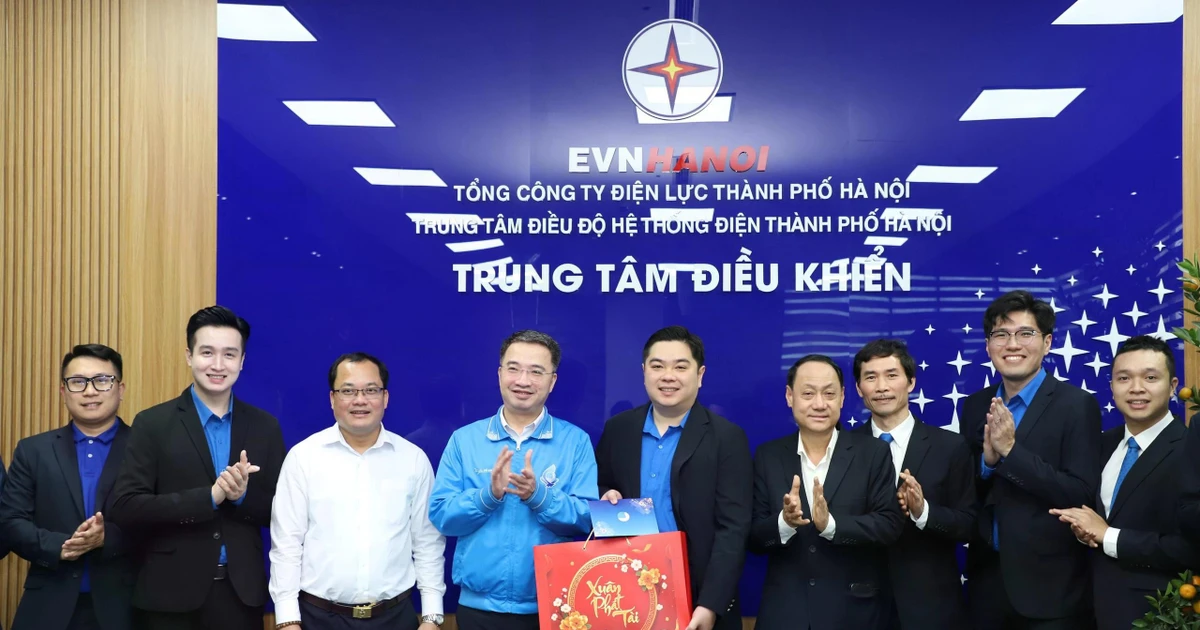 Giữ sáng dòng điện, giữ vững 'pháo đài' chăm sóc y tế trong đêm Giao thừa