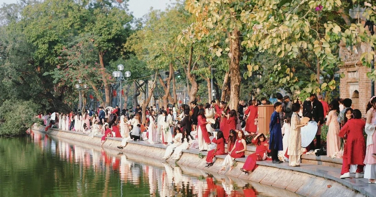 Chen chân chụp ảnh áo dài Tết ở Hồ Gươm