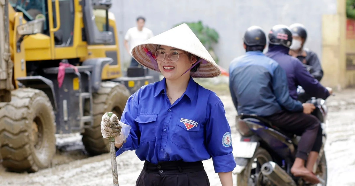 Sinh viên Huế chung tay khắc phục hậu quả mưa lũ, lan tỏa tinh thần vì cộng đồng