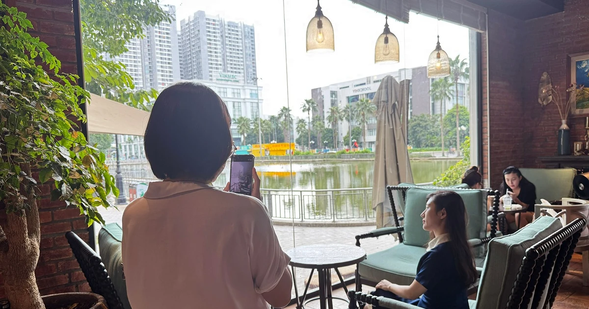 Nhiều bạn trẻ tò mò kéo đến quán cà phê sau vụ việc ‘tổng tài’