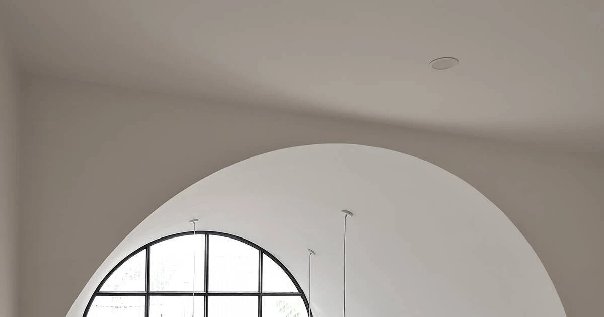 'Ốc đảo trắng' 67m2 đón ánh sáng giữa đô thị chật hẹp