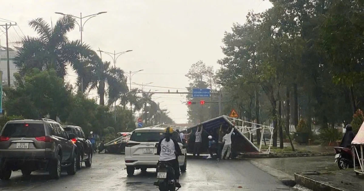 Tấm pano cỡ lớn đổ xuống đường, nhiều người bị thương