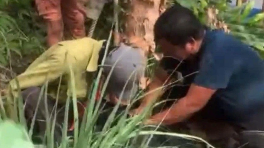 Người phụ nữ tử vong do điện giật khi đỡ dây điện trung thế trên sông tại Cà Mau