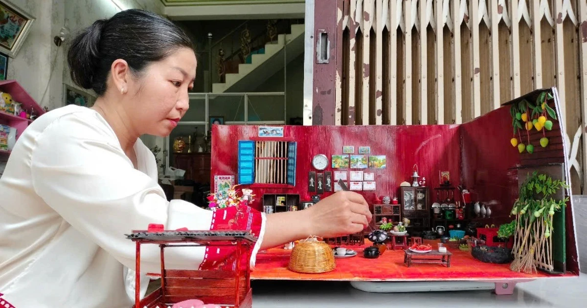 Người phụ nữ dùng giấy bìa, tăm tre... làm mô hình nhà đậm chất ký ức miền Tây