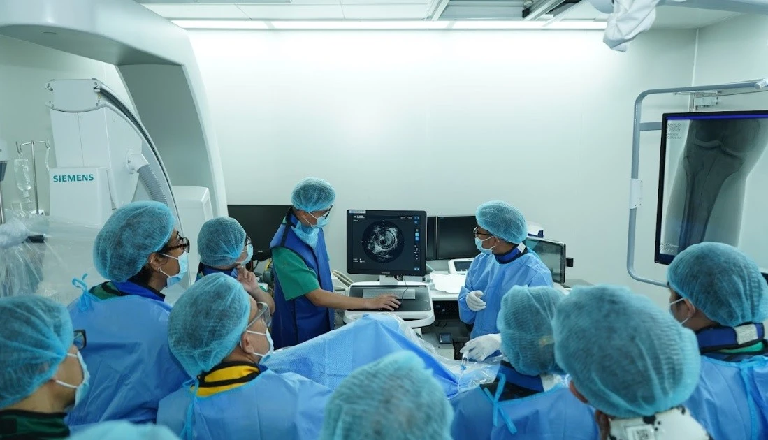 Lần đầu tại Việt Nam, phẫu thuật khoan cắt mảng xơ vữa mạch máu bằng laser