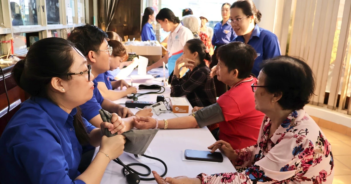 Đưa y tế đến gần dân: Khám bệnh, cấp thuốc miễn phí cho người yếu thế