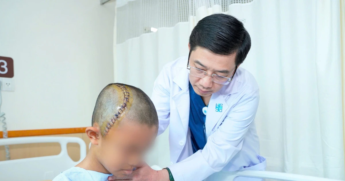 Cuộc đại phẫu đặc biệt: Bệnh nhi tỉnh táo nói chuyện suốt lúc mổ não