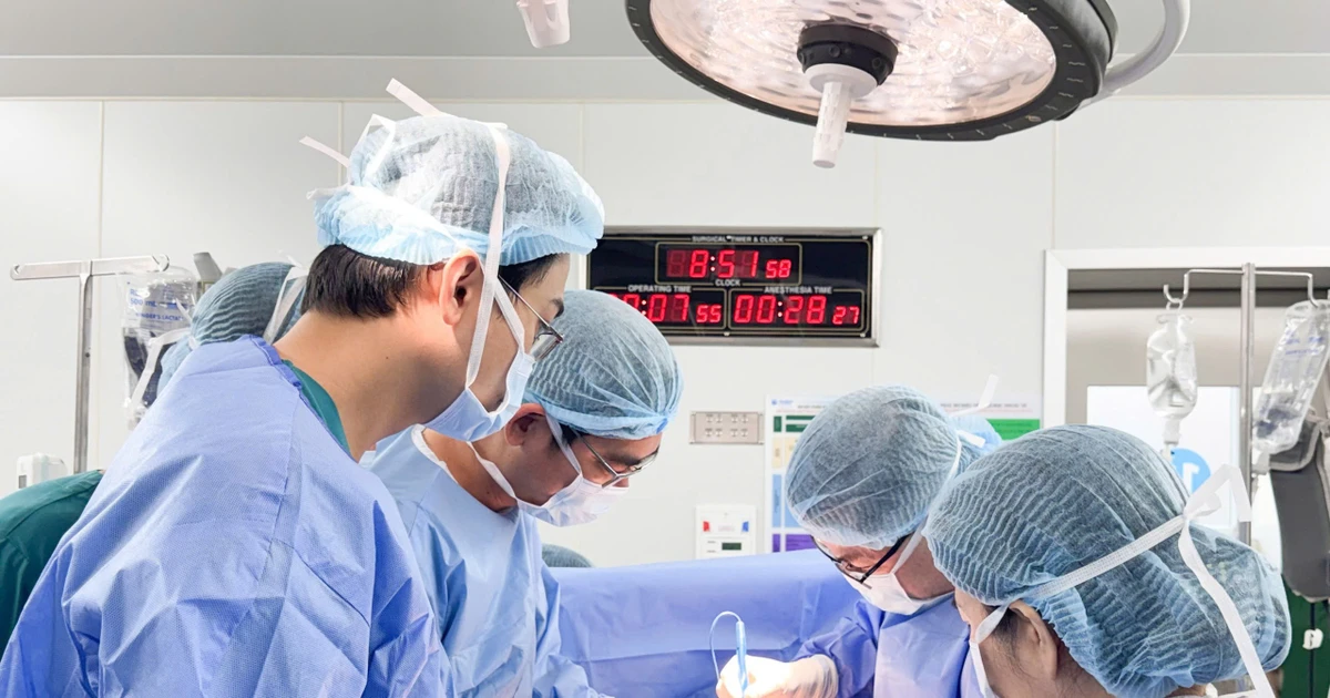 Hai bệnh viện đầu ngành phối hợp mổ bóc khối u 12kg, bảo toàn cơ hội làm mẹ cho cô gái