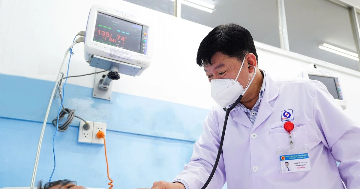 Cứu sống một 'thương hồ' đột quỵ giữa sông Sài Gòn