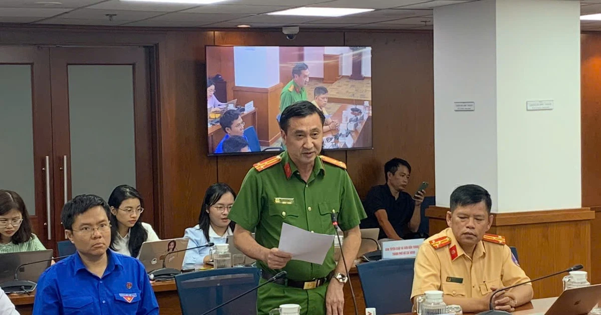 Công an TPHCM mang loa ra cây xăng khuyến cáo người dân việc tích trữ xăng, dầu