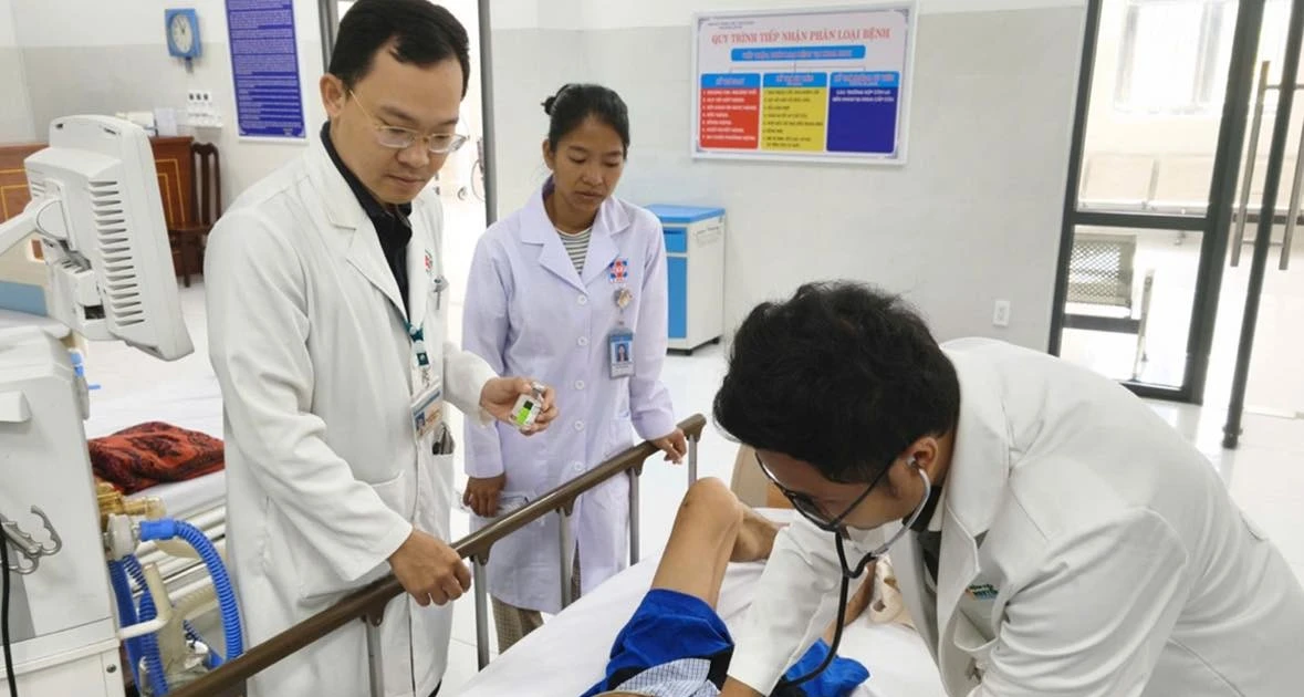 Cuộc chiến ‘giờ vàng’: Giành giật sự sống cho du khách đột quỵ ở Côn Đảo