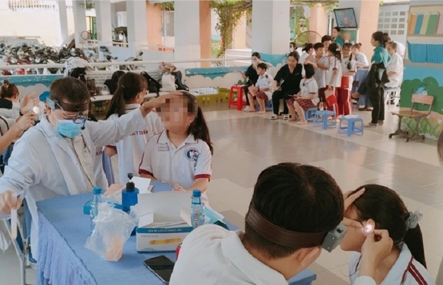 25 ca nghi ngộ độc ở trường tiểu học tại TP.HCM, có trẻ phải thở máy