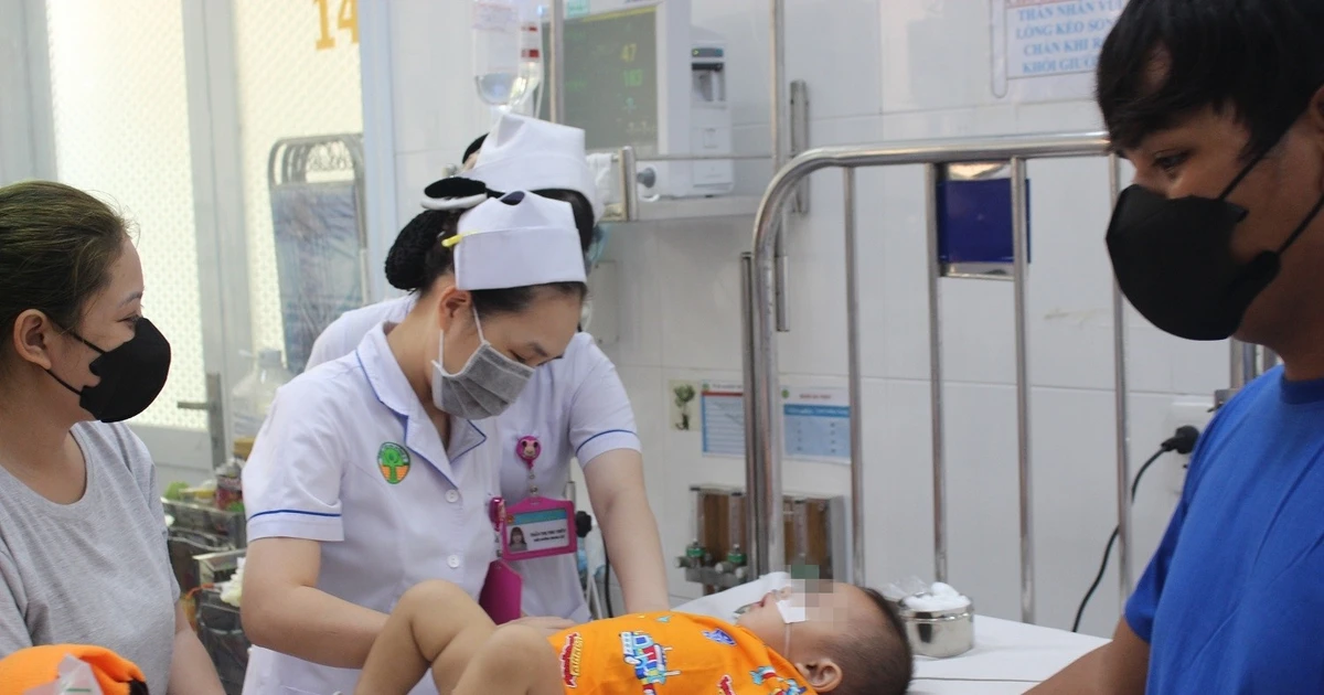 Nhiều trẻ nhập viện ở TPHCM do nắng nóng, bác sĩ khuyến cáo khẩn