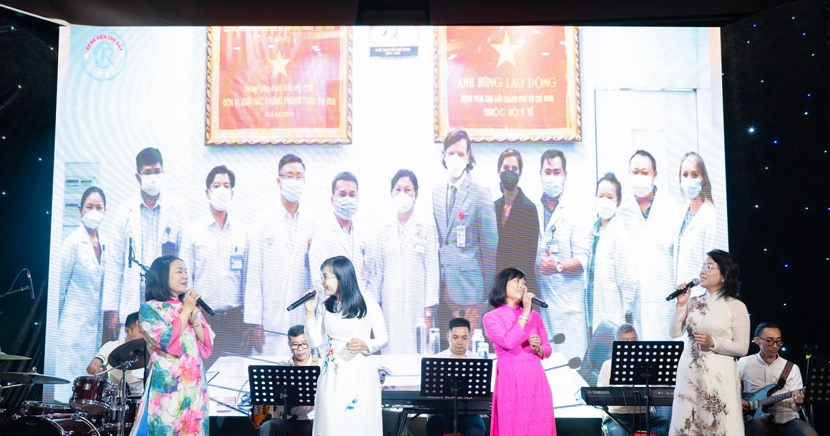 Khi bác sĩ hát để quyên góp tiền giúp bệnh nhân nghèo đón Tết