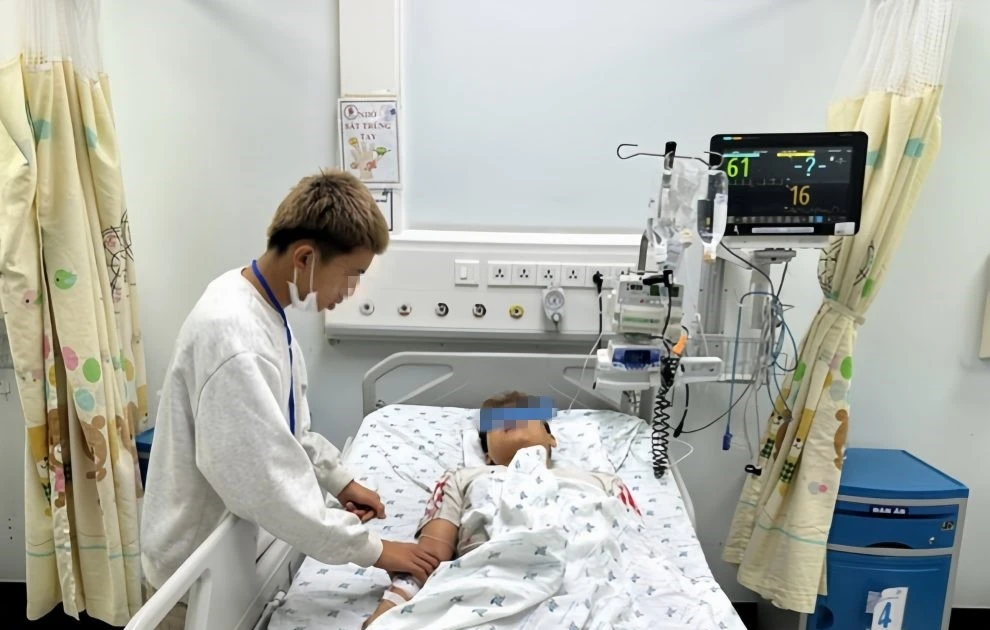 Bệnh hiếm gặp khiến thiếu niên liệt tứ chi sau trận đá bóng