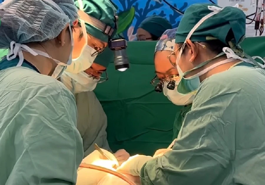 Bé trai 6 tháng tuổi mang khối u quái ác tính 1,3kg