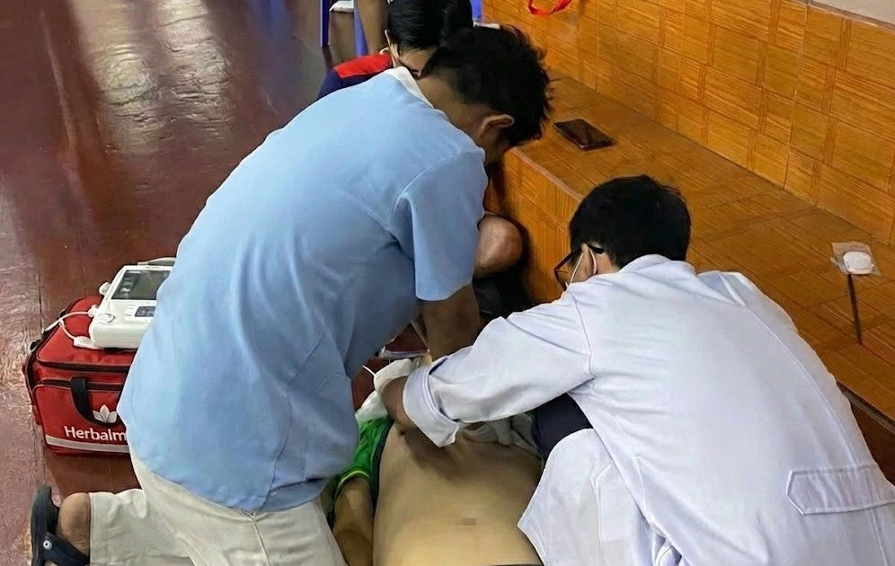 Ngưng tim khi chơi cầu lông, bác sĩ chỉ ra 'tử huyệt' và cách phòng ngừa