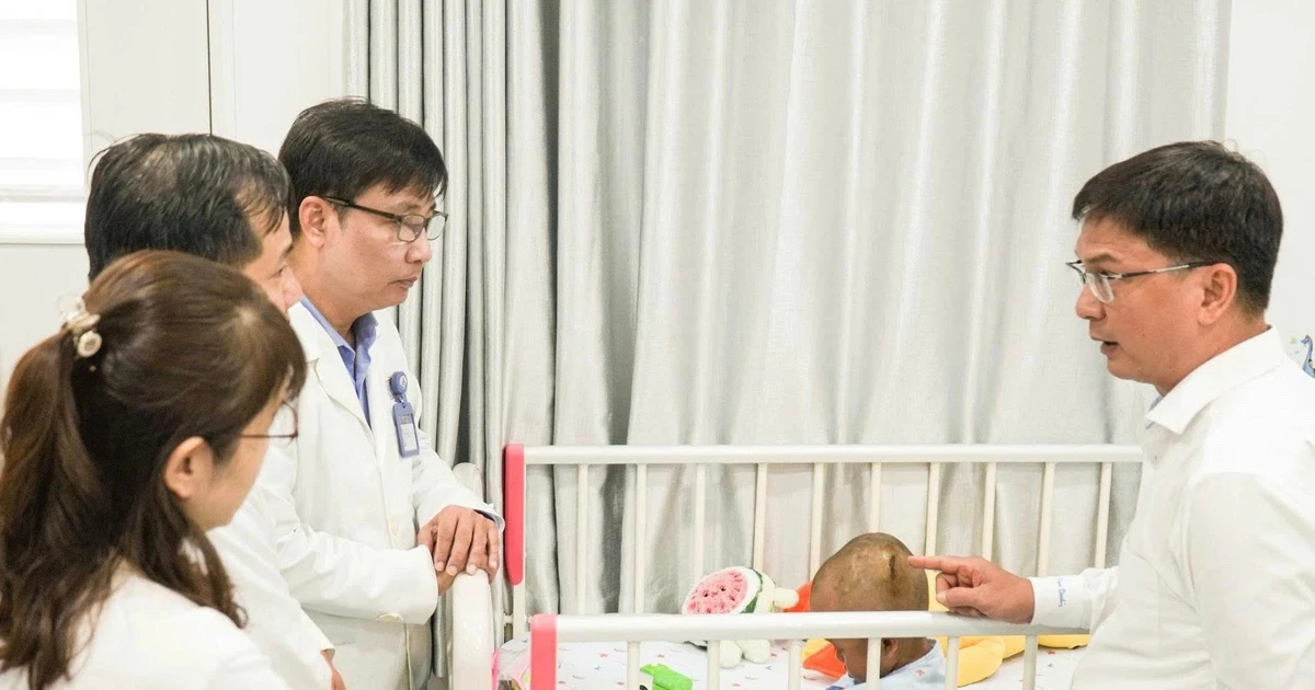 Bé trai bị mẹ và người tình bạo hành dã man sẽ về đâu sau khi xuất viện?