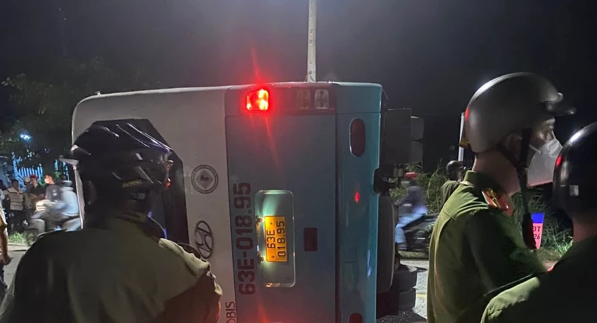 Lật xe chở công nhân ở Tây Ninh, hơn 10 người nhập viện