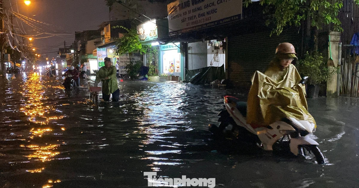 Mưa như trút cùng triều cường, người dân TPHCM lại chật vật di chuyển giữa biển nước