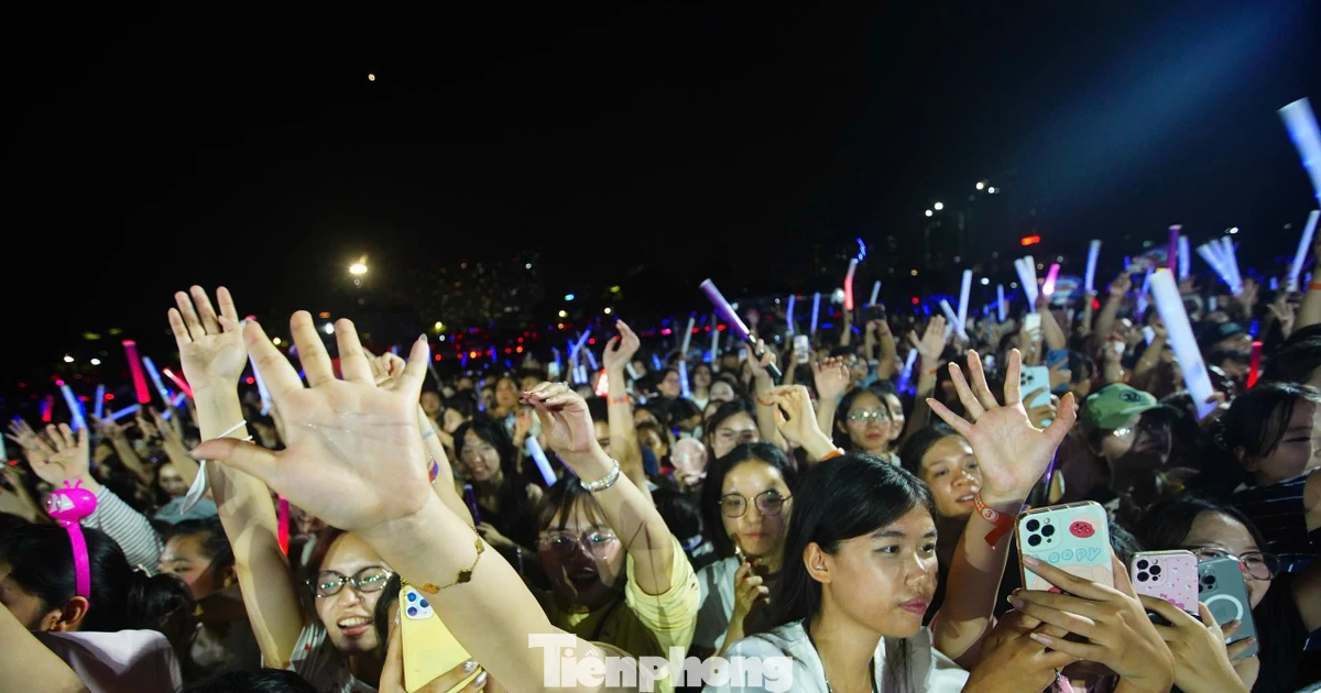 Người tạo nên màn đồng diễn có hơn 500 nghệ sĩ ở concert Thanh xuân