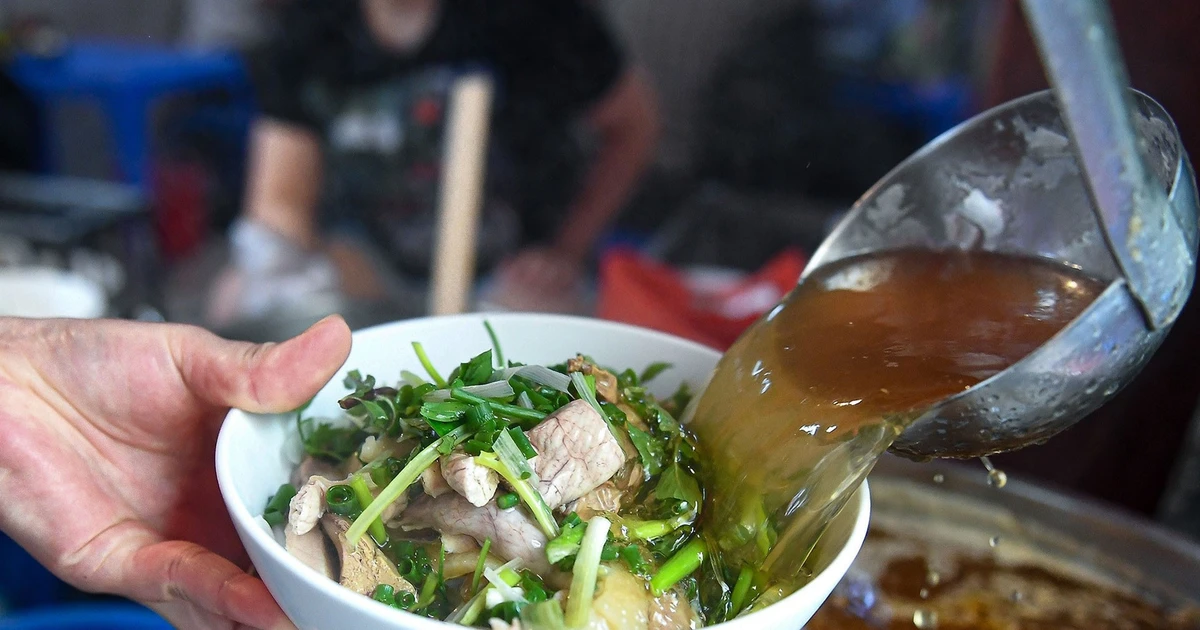 Chủ hàng phở nói lý do 'neo' giá cao dù xăng dầu giảm liên tiếp