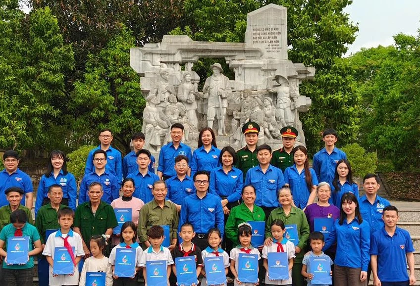 Kỷ niệm 75 năm Ngày Bác Hồ đến thăm và tặng thơ Thanh niên xung phong