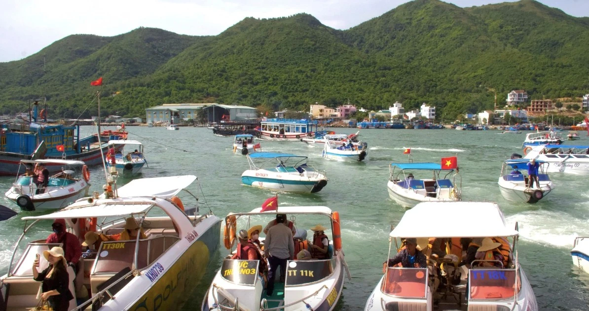 Đông nghịt người đi ca nô du lịch Hòn Mun, Hòn Tằm