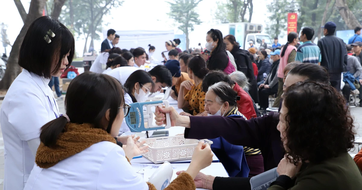 Hơn 1.000 người cao tuổi Thủ đô được tư vấn, chăm sóc sức khỏe miễn phí