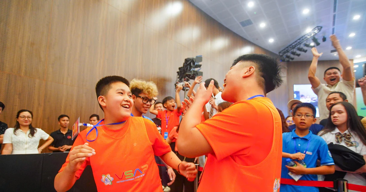 Màn ngược dòng giành ngôi vô địch robotics của đội thi từ Lạng Sơn