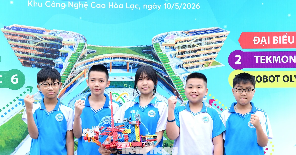 Chuyến xe 4 giờ sáng và giấc mơ vô địch Robotics