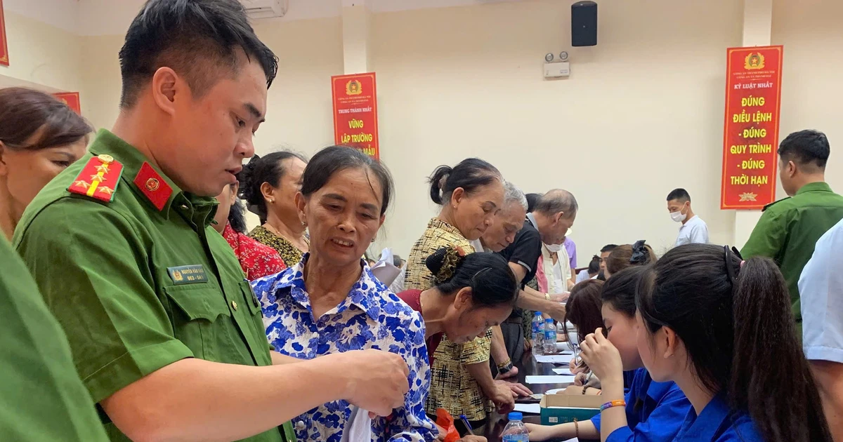 'Áo xanh' Thủ đô hỗ trợ thu nhận mẫu ADN thân nhân liệt sĩ