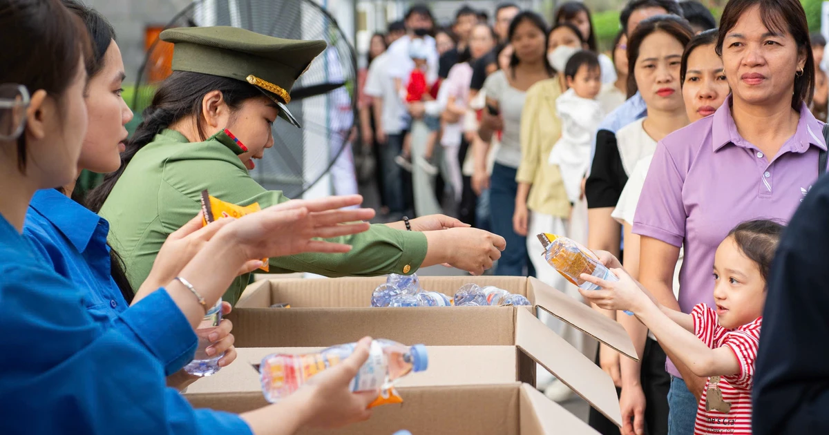 Tuổi trẻ Thủ đô tình nguyện hỗ trợ nhân dân viếng Lăng Bác dịp 30/4