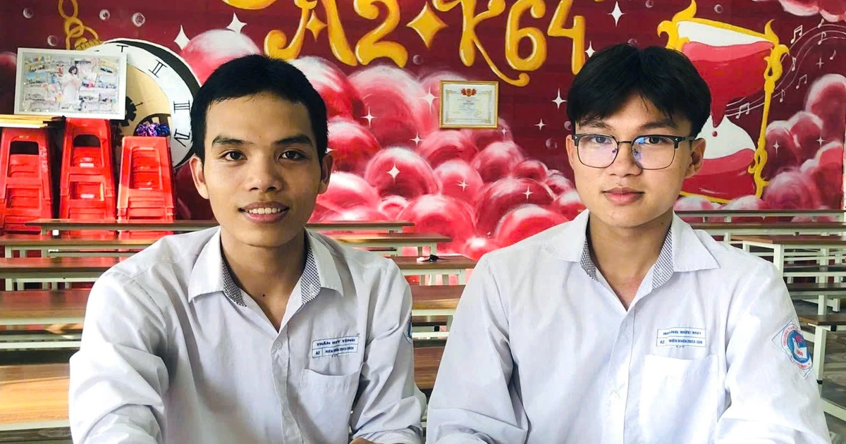 Đôi bạn cùng tiến chung bàn trở thành đảng viên tuổi 18