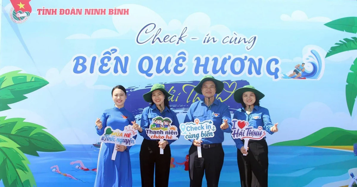 Cùng 'áo xanh' check-in biển quê hương