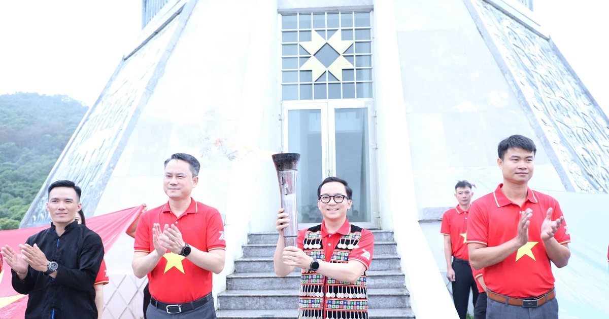 Thiêng liêng lễ chào cờ 'Tôi yêu Tổ quốc tôi' nơi cực Tây đất nước
