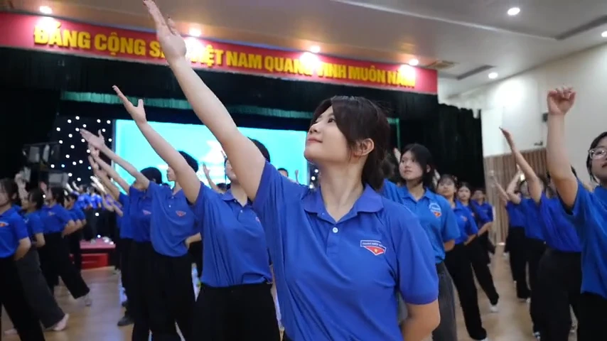 Tuổi trẻ rộn ràng đồng diễn ‘Áo xanh gọi tương lai’ chào mừng Đại hội Đoàn toàn quốc lần thứ XIII