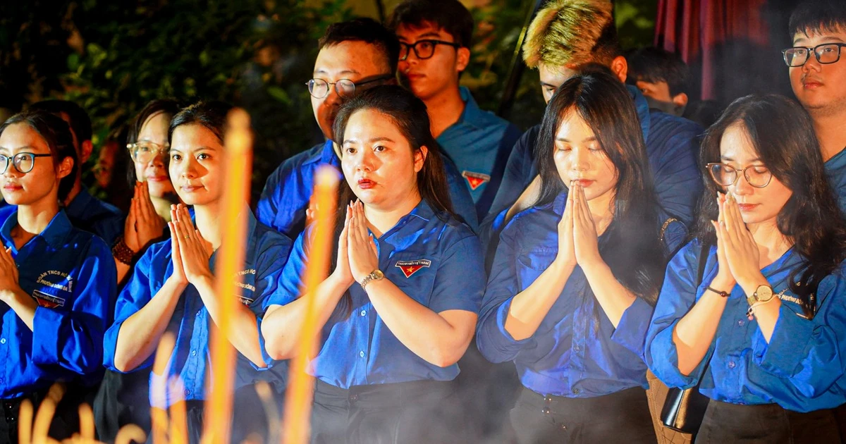 Áo xanh Thủ đô thắp nến tri ân các Anh hùng liệt sĩ