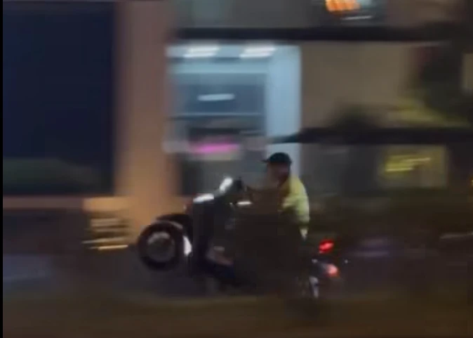 Khởi tố nhóm 'quái xế' bốc đầu xe máy ở Hà Nội