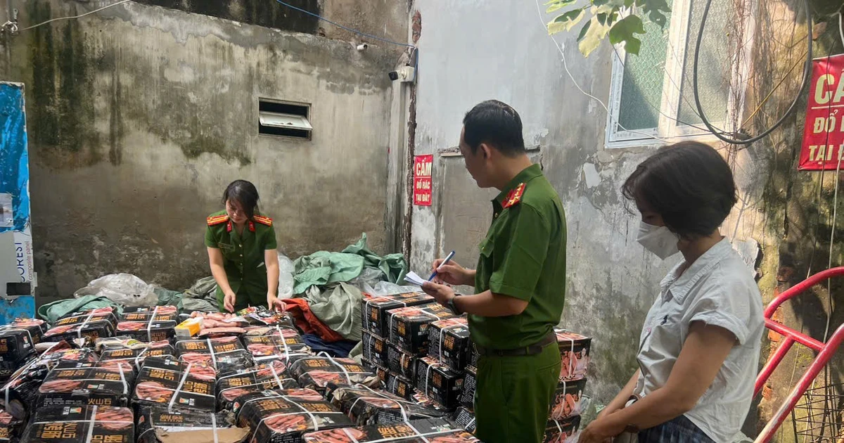Phát hiện gần 1,7 tấn xúc xích không rõ nguồn gốc ở Hà Nội