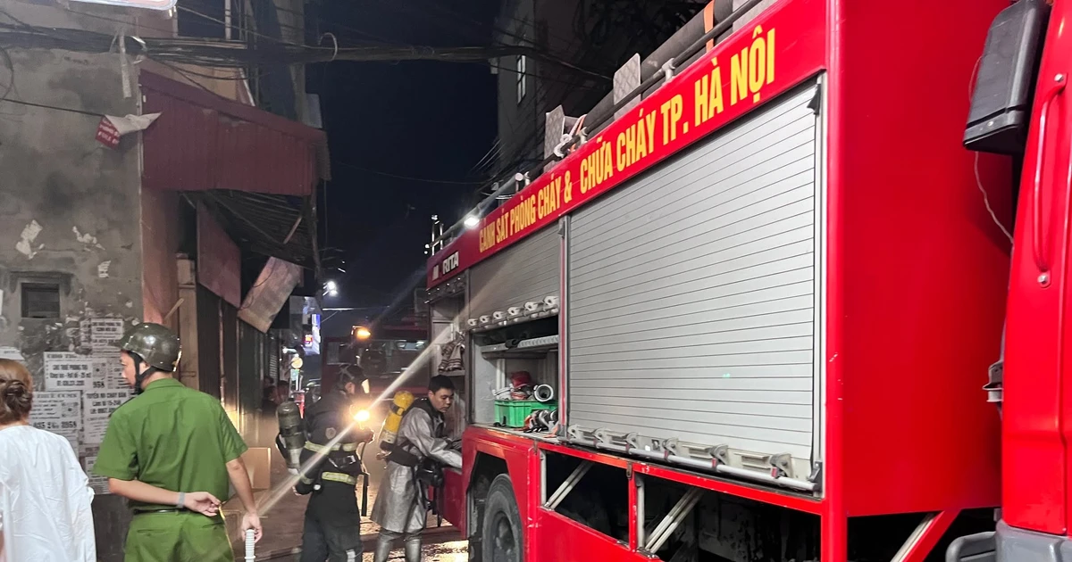 Cháy chung cư mini ở Hà Nội, nhiều người lên tầng thượng kêu cứu